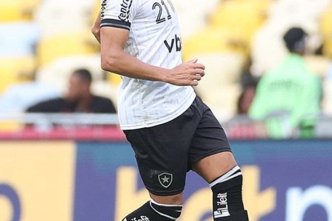 MARÇAL - Correto como lateral pela esquerda, mas saiu muito pouco com a bola para ajudar o ataque. Aos 18 da etapa final saiu para dar lugar a Matheus Martins, um jogador mais incisivo no ataque. NOTA 5,5. Foto: Vitor Silva/Botafogo