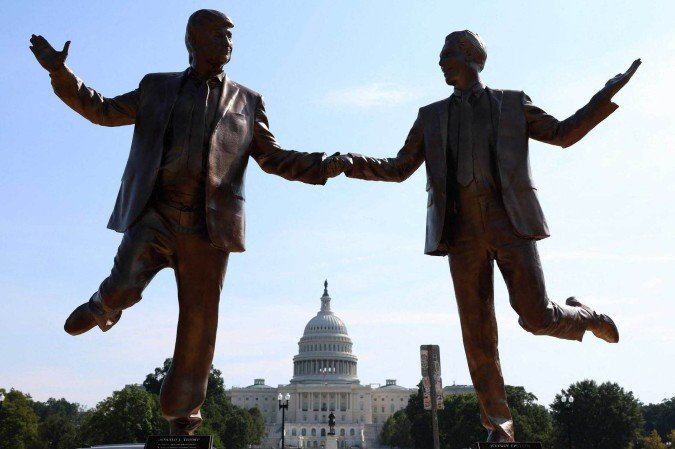  WASHINGTON, DC - SEPTEMBER 23: A statue depicting U.S. President Donald Trump and Jeffrey Epstein holding hands is seen near the U.S. Capitol on September 23, 2025 in Washington, DC. A plaque below the figures states "In Honor of Friendship Month."   Anna Moneymaker/Getty Images/AFP (Photo by Anna Moneymaker / GETTY IMAGES NORTH AMERICA / Getty Images via AFP)
       -  (crédito:  Getty Images via AFP)