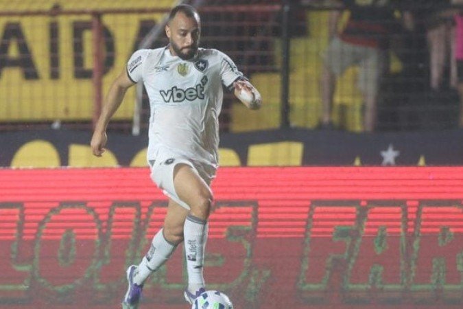ARTHUR CABRAL -  Substituiu Chris Ramos aos 18 do segundo tempo e foi mais perigoso do que o título, pois tem velocidade e saiu para o jogo. Mas secou por timidez na finalização. NOTA 5,5. Foto: Vitor Silva/Botafogo