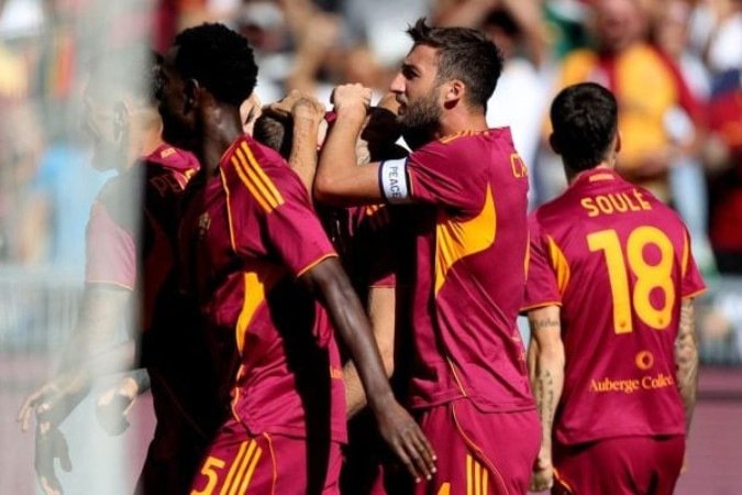 Dovbik abre o placar para a Roma e é festejado pelos companheiros -  (crédito: Foto: Paolo Bruno/Getty Images)