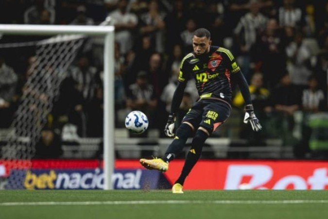  EVERSON – Grande defesa no primeiro tempo. Na etapa final, uma série de ótimas intervenções que garantiram os três pontos fizeram dele o melhor em campo. NOTA 8,0. Foto: Pedro Souza