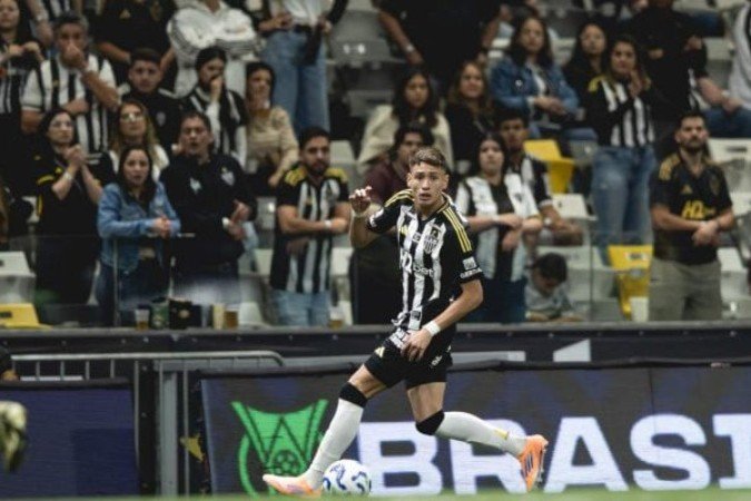 NATANAEL – Permanece como um lateral que alterna bons e maus momentos na defesa e apoia pouco. Jogo discreto. NOTA 6,0. Foto: Pedro Souza