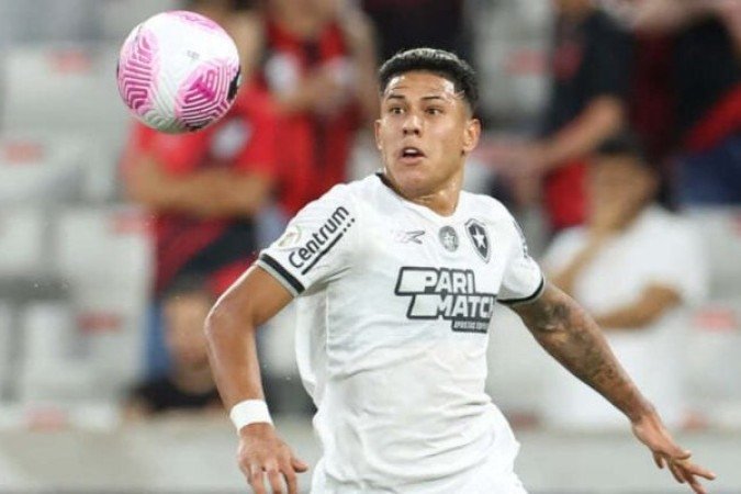 MATHEUS MARTINS - Substituiu Marçal aos 18 do segundo tempo. Foi bem mais ofensivo do que o titular. Mas a verdade é que fez pouco. Uma simulação aqui, um amarelo ali... NOTA 4,5 Foto: Vitor Silva/Botafogo