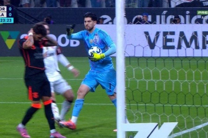 ROSSI – O pênalti que defendeu foi fácil. Também saiu bem para cortar chuveirinhos e escanteios. Mas realizou um milagre em chute de Yuri Alberto e, desta vez, foi perfeito nas saídas. Mas teve um erro no fim, em chute de Vitinho que ele não conseguiu o encaixe e a bola saiu rente à trave.   NOTA: 7,0 Foto: Gilvan de Souza/Flamengo