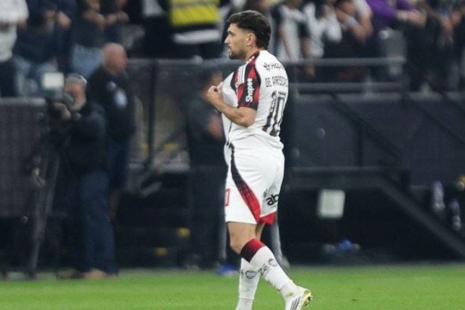 ARRASCAETA – No primeiro tempo, mesmo muito acionado, não fez a diferença e finalizou mal as poucas oportunidades que teve. Mas é craque e quando o time mais precisou, fez o gol de empate em jogada de alto grau de dificuldade. E passou a gerenciar os ataques do Fla rumo à virada. NOTA: 6,5 Foto: Gilvan de Souza/Flamengo