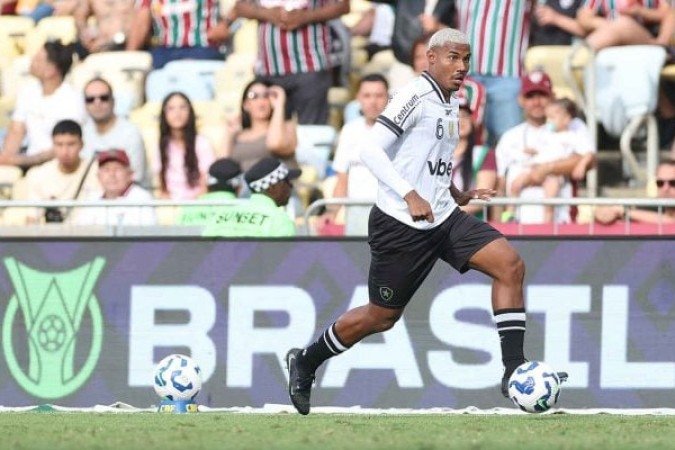  CUIABANO - Usou a velocidade para, em contra-ataques, levar o Botafogo próximo da área do Flu. Foi sua a bela jogada que por pouco Savarino não marcou. No segundo tempo, assim como quase todo time do Botafogo em geral, perdeu a intensidade. NOTA 6,0. Foto: Vitor Silva/Botafogo