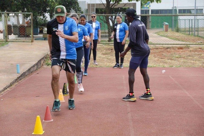 Aos 55 anos, Ronaldo da Costa passa a experiência obtida em competições internacionais para alunos de todas as idades - (crédito: Geovana Albuquerque/Agência Brasília) Aos 55 anos, Ronaldo da Costa passa a experiência obtida em competições internacionais para alunos de todas as idades - (crédito: Geovana Albuquerque/Agência Brasília)