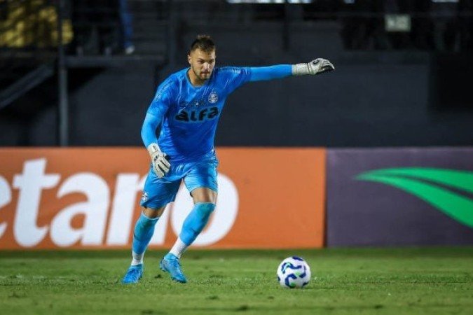 GABRIEL GRANDO - Atuando no lugar do lesionado Tiago Volpi, fazia bom jogo até o lance do gol do Vitória. Ele tentou se antecipar e possivelmente cortar cruzamento, mas após afastada ruim de Pavon, ficou no meio do caminho e viu Cantalapiedra anotar com o gol vazio. Depois, se redimiu com grande defesa. NOTA 6,0. Foto: LUCAS UEBEL/GREMIO FBPA