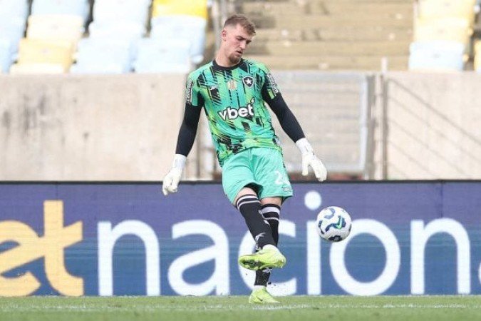 LEO LINCK - Sem culpa no gol de Cano, poderia se sair melhor no lance do gol de Lima. Fez uma ótima defesa em chute de Serna na etapa final. NOTA 6,0. Foto: Vitor Silva/Botafogo