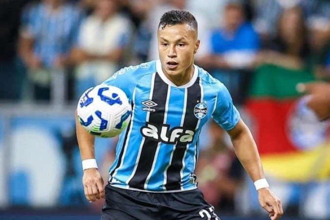 MARLON - Levou amarelo por chegar atrasado em Erick após receber bola na fogueira de Arthur no campo defensivo. Não apareceu tanto no ataque. NOTA 6,5. Foto: LUCAS UEBEL/GREMIO FBPA