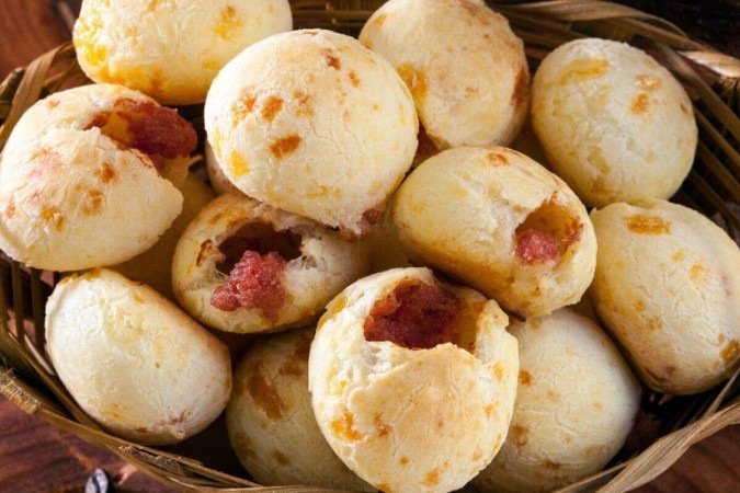 Pão de queijo com calabresa (Imagem: rocharibeiro | Shutterstock) - (crédito: EdiCase) Pão de queijo com calabresa (Imagem: rocharibeiro | Shutterstock) - (crédito: EdiCase)