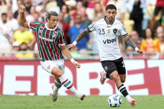   SANTIAGO RODRÍGUEZ - Foi quem melhor levou a bola pelo meio rumo ao ataque, incluindo ótima jogada que quase terminou em gol no primeiro tempo. Mas estava pilhado e levou um amarelo por trocar empurrões com Lucho. Foi perdendo eficácia na etapa final e deu a vaga a Kadir aos 30 da etapa final. NOTA 5,5. Foto: Vitor Silva/Botafogo