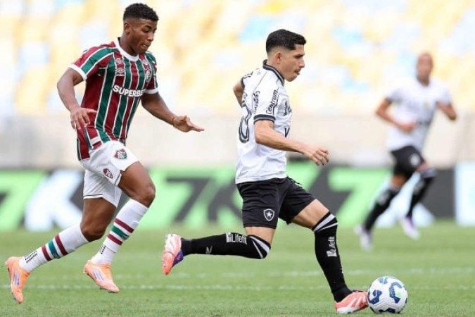 SAVARINO - Quando se posicionou mais à frente e recebeu passes perto da área, incomodou a marcação do Fluminense e quase fez um gol, bloqueado por Freytes. Quando tentou buscar o jogo, não levou a melhor diante da marcação. Caiu na etapa final e saiu para a entrada de Artur. NOTA 6,5. Foto: Vitor Silva/Botafogo