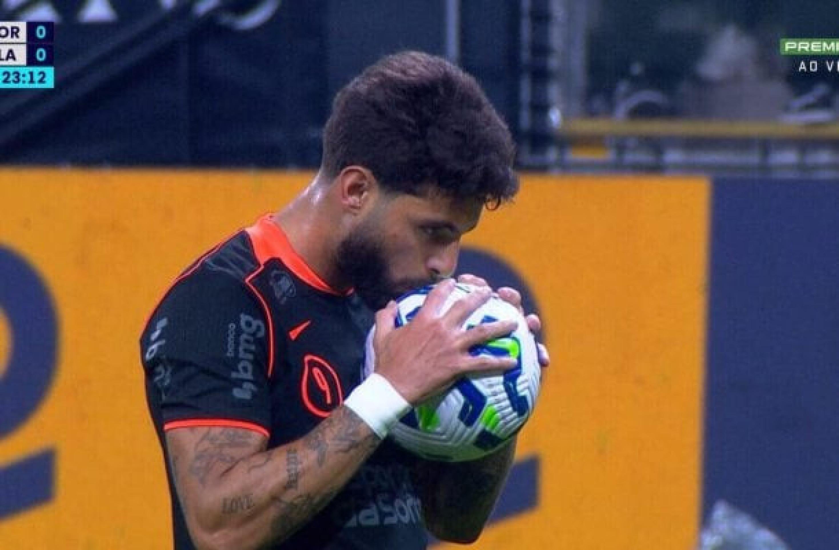 Yuri Alberto desperdiça pênalti de forma bizarra durante Corinthians e Flamengo