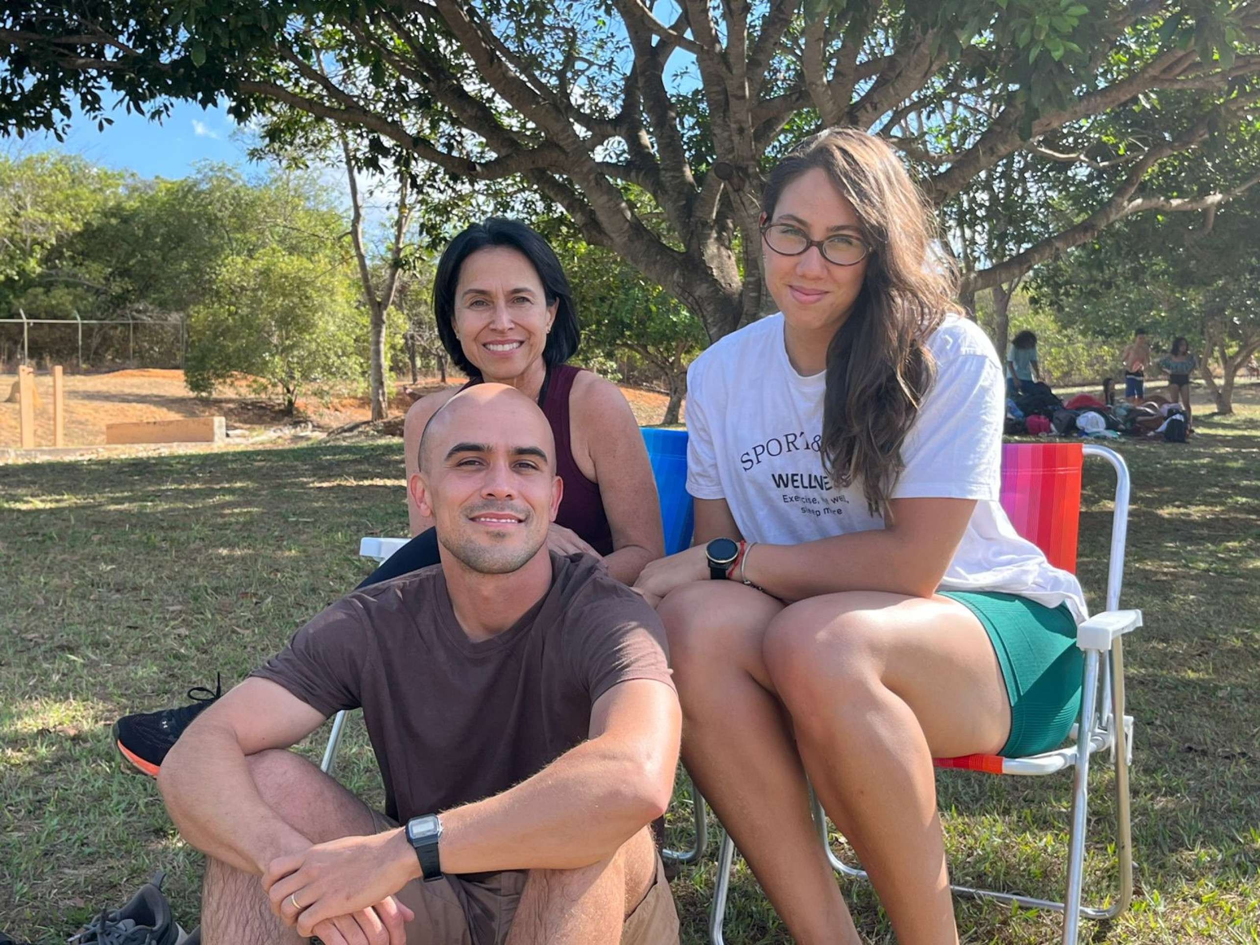 Felipe frequenta o parque com a família: 