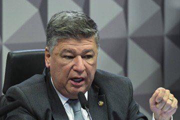 Senador Carlos Viana denunciou problema semelhante em BH Comiss..o Parlamentar Mista de Inqu..rito do INSS - 2025 (CPMI - INSS) realiza oitiva do presidente da Confedera....o Nacional dos Agricultores Familiares e Empreendedores Familiares Rurais (Conafer). ..O objetivo da comiss..o .. investigar fraudes no Instituto Nacional do Seguro Social (INSS), envolvendo descontos irregulares em benef..cios de aposentados e pensionistas. A CMPI .. formada por senadores e deputados, num total de 32 titulares e igual n..mero de suplentes. ..Mesa: .presidente da CPMI - INSS, senador Carlos Viana (Podemos-MG) - em pronunciamento. ..Foto: Carlos Moura/Ag..ncia Senado