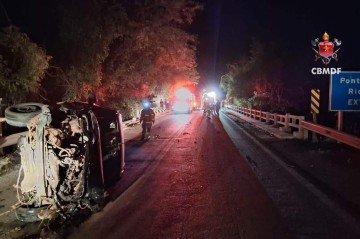 Acidente ocorreu na noite desse domingo (28). Na imagem, carro tombado na pista -  (crédito: Divulgação/CBMDF)
