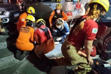 Bombeiros fazem manobras de reanimação. Óbito foi declarado no local -  (crédito: Divulgação/CBMDF)