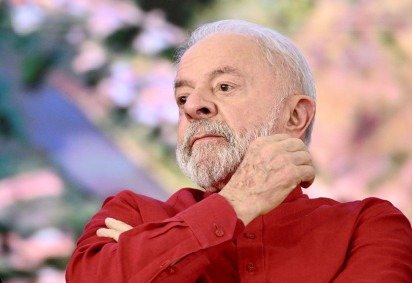  Brazil?s President Luiz Inacio Lula da Silva gestures during the announcement of new measures to help the population affected by the Brumadinho dan collapse, in Brasilia on September 26, 2025. (Photo by Evaristo Sa / AFP)
       -  (crédito:  AFP)