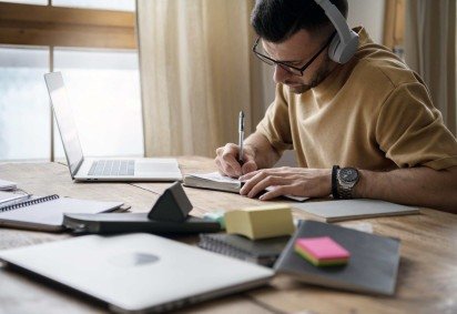 Enquanto estuda, o aluno pode ter seu pé-de-meia rendendo pelo Tesouro Direto, mais rentável do que poupança e igualmente seguro -  (crédito: Reprodução/Freepik ) -Enquanto estuda, o aluno pode ter seu pé-de-meia rendendo pelo Tesouro Direto, mais rentável do que poupança e igualmente seguro -  (crédito: Reprodução/Freepik )