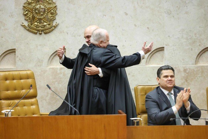 Os ministros Edson Fachin e Alexandre de Moraes se cumprimentam durante a cerimônia de posse no Supremo Tribunal Federal - (crédito: Gustavo Moreno/STF) Os ministros Edson Fachin e Alexandre de Moraes se cumprimentam durante a cerimônia de posse no Supremo Tribunal Federal - (crédito: Gustavo Moreno/STF)