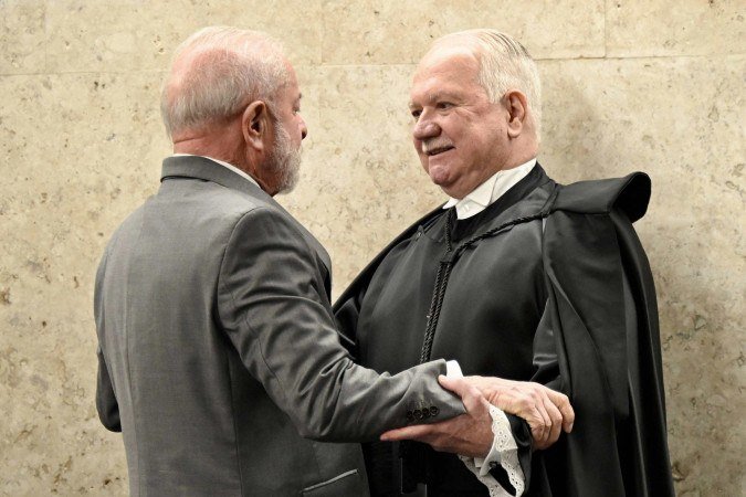  Judge Edson Fachin (R) greets Brazil's President Luiz Inacio Lula da Silva during a ceremony where Fachin took office as Chief Justice and Alexandre de Moraes as Deputy Chief Justice, in Brasilia on September 29, 2025. (Photo by Evaristo Sa / AFP)
      Caption  -  (crédito:  AFP)