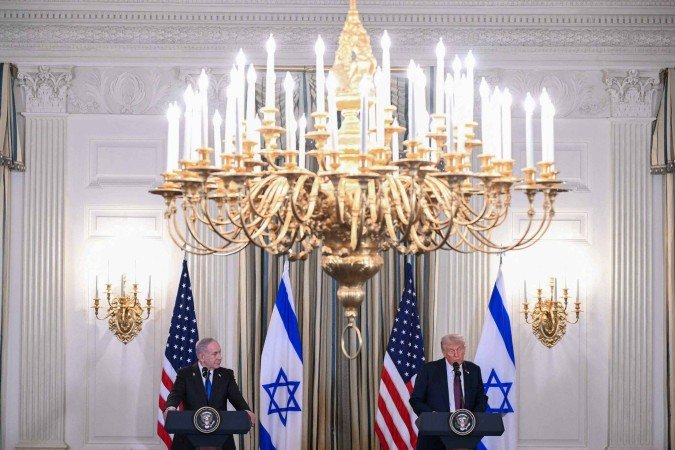 Donald Trump (D) e Benjamin Netanyahu (E) participam de entrevista coletiva na Sala de Jantar de Estado, na Casa Branca:  -  (crédito: Andrew Caballero-Reynolds/AFP)