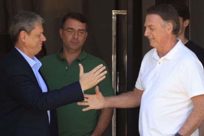 Pessoas próximas a Tarcísio afirmam que é cedo para que declare apoio a Flávio, ungido candidato por Bolsonaro - (crédito: Estadão Conteúdo) Pessoas próximas a Tarcísio afirmam que é cedo para que declare apoio a Flávio, ungido candidato por Bolsonaro - (crédito: Estadão Conteúdo)