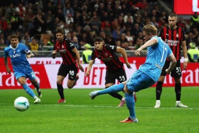 De Bruyne anotou, de pênalti, o gol do Napoli no revés para o Milan - (crédito: Foto: Marco Luzzani/Getty Images) De Bruyne anotou, de pênalti, o gol do Napoli no revés para o Milan - (crédito: Foto: Marco Luzzani/Getty Images)