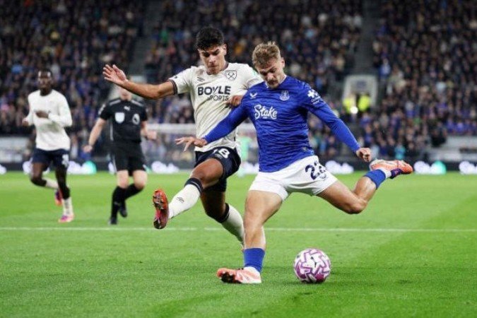 Jogadores de Everton e West Ham em disputa de bola na Premier League - (crédito: Foto: Michael Regan/Getty Images) Jogadores de Everton e West Ham em disputa de bola na Premier League - (crédito: Foto: Michael Regan/Getty Images)