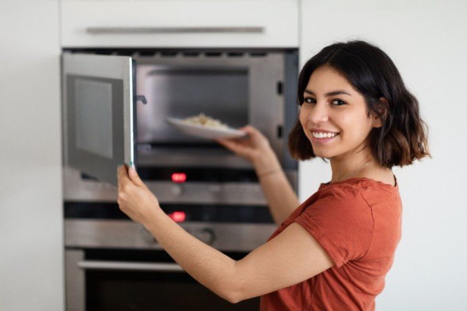 É possível conservar a qualidade e a segurança dos alimentos ao utilizar o micro-ondas (Imagem: Prostock-studio | Shutterstock) -  (crédito: EdiCase)
