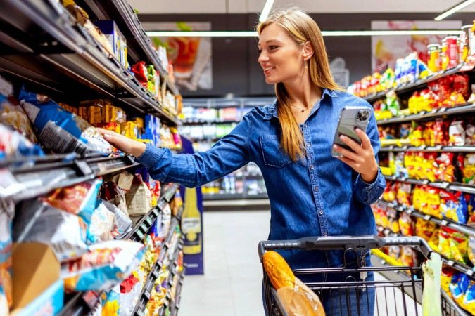 Prontos para o consumo, os produtos industrializados contêm açúcares, gorduras e aditivos que estimulam a liberação de neurotransmissores associados ao prazer  -  (crédito: ljubaphoto/Divulgação )