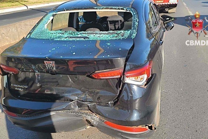 Uma pessoa ficou ferida após colisão no balão do Jardim Botânico nesta segunda (29/9) -  (crédito: CBMDF)