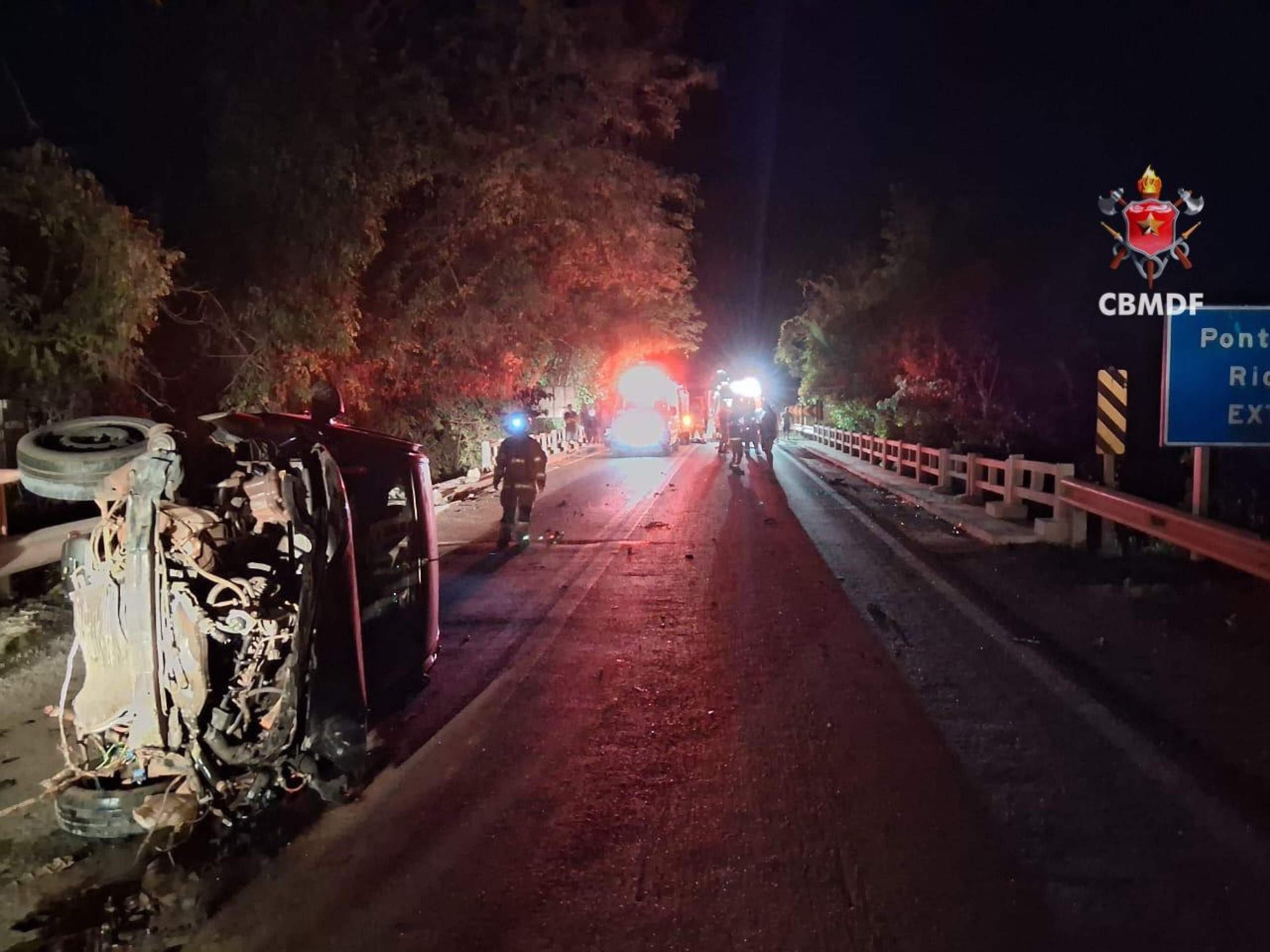 Quatro pessoas ficam feridas após colisão e capotagem em Brazlândia
