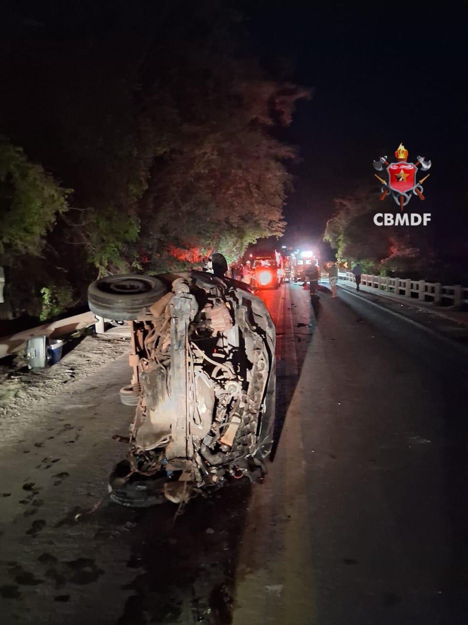 Acidente ocorreu na noite desse domingo (28). Na imagem, carro tombado na pista