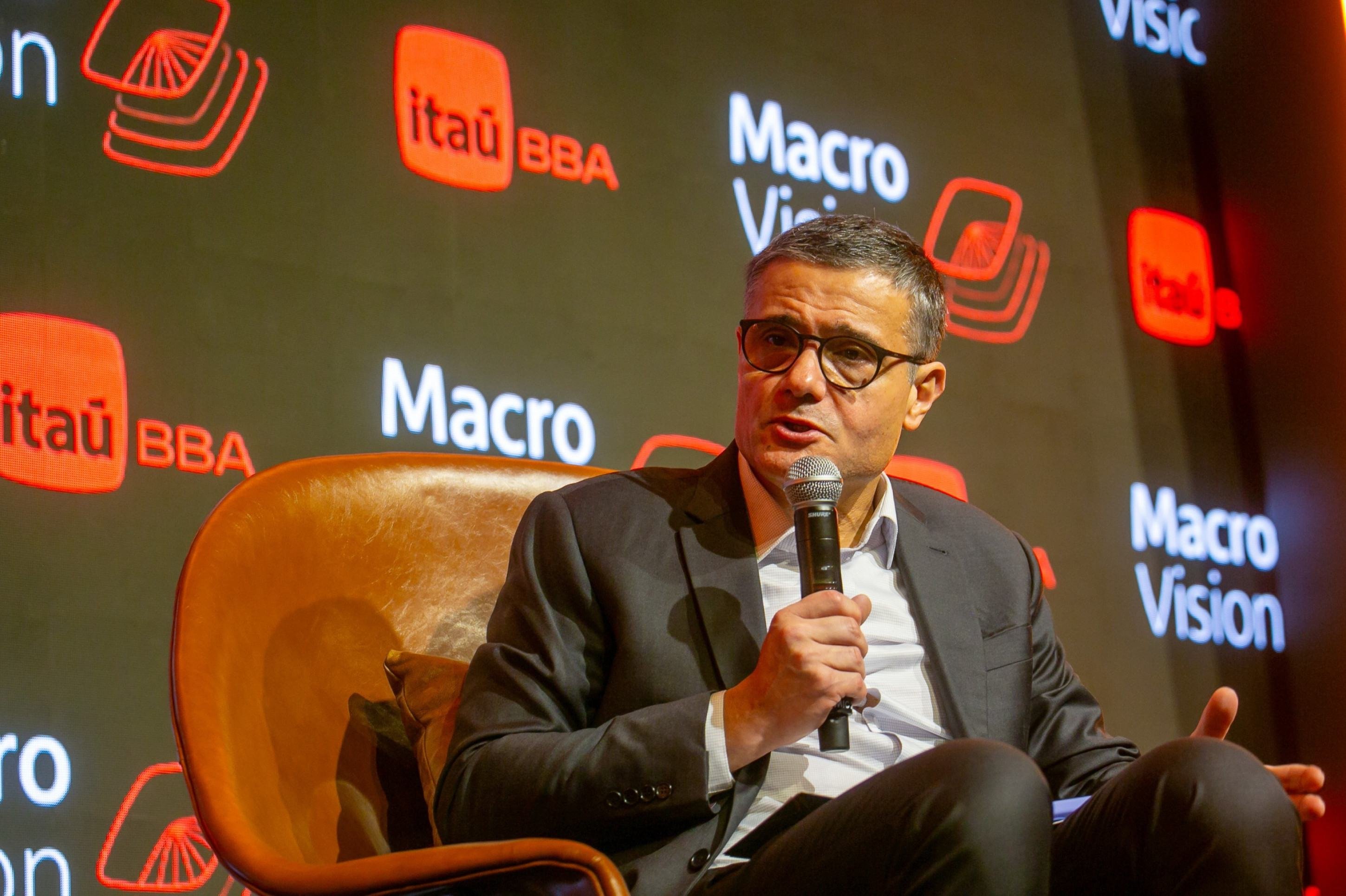 Para o BC antecipar corte de juros, seria preciso um dólar de R$ 5, segundo Itaú