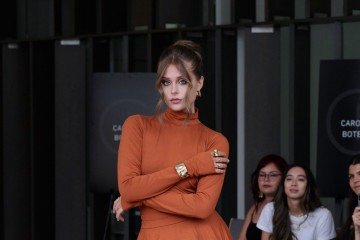 As peças combinam tecidos como zibeline, renda, algodão, linho e organza de seda