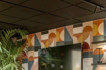 O painel é a primeira parede a ser vista, já evidenciando o uso de cores e formas 