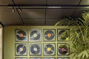 O projeto homenageia a era de ouro dos rádios com um estúdio de podcast