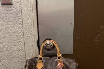 Chaveiros, charms,
cacarecos, penduricalhos,
bibelôs, correntes,
pelúcias e até um gloss
predileto, tudo pode
adornar a bolsa e trazer
personalidade
 -  (crédito: Reprodução/Dupe)