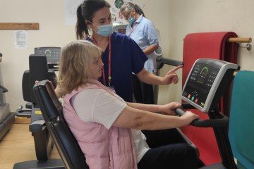 No estudo europeu, os voluntários participaram de um treinamento que incluía bicicleta, caminhada em esteira e resistência  -  (crédito: Enya Danyes/ERS)