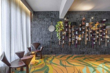 No ambiente Eu Quero um Banho de Xêro, o piso traz uma explosão de cores e formas