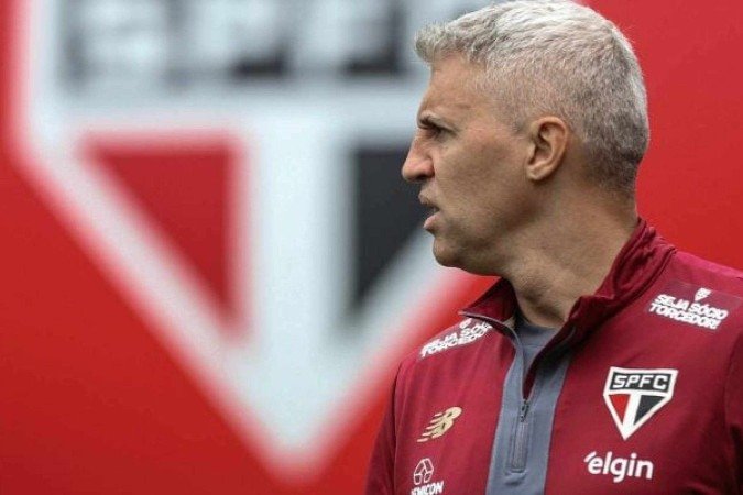 Crespo pode alterar formação do São Paulo por falta de zagueiros - (crédito: Foto: Erico Leonan / São Paulo) Crespo pode alterar formação do São Paulo por falta de zagueiros - (crédito: Foto: Erico Leonan / São Paulo)