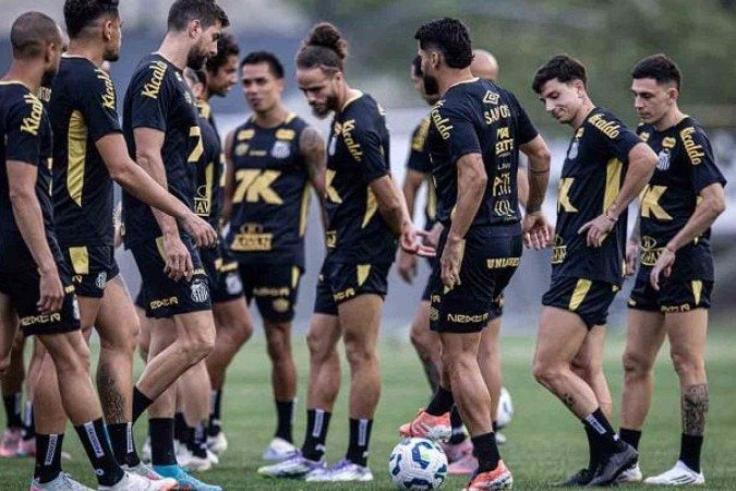 Peixe pode ter novidades no setor defensivo para encarar o Grêmio -  (crédito: Foto: Raul Baretta/Santos FC)