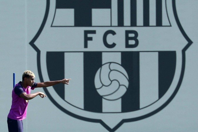  Barcelona's Spanish forward #10 Lamine Yamal attends a training session on the eve of the UEFA Champions League league phase day 2 football match between FC Barcelona and Paris Saint-Germain (PSG) at the Joan Gamper training ground in Sant Joan Despi, near Barcelona, on September 30, 2025. (Photo by LLUIS GENE / AFP)
      