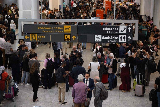 Por conta dos transtornos aos passageiros, horário de funcionamento do Santos Dumont foi estendido -  (crédito: Mauro Pimentel/AFP)