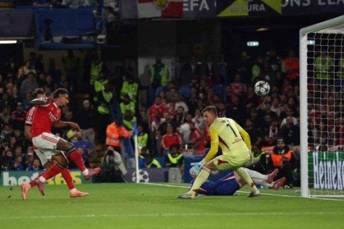 Richard Ríos, do Benfica, tenta cortar, mas faz contra o gol do Chelsea. Foto:  Julian Finney/Getty Images -  (crédito: Foto:  Julian Finney/Getty Images)