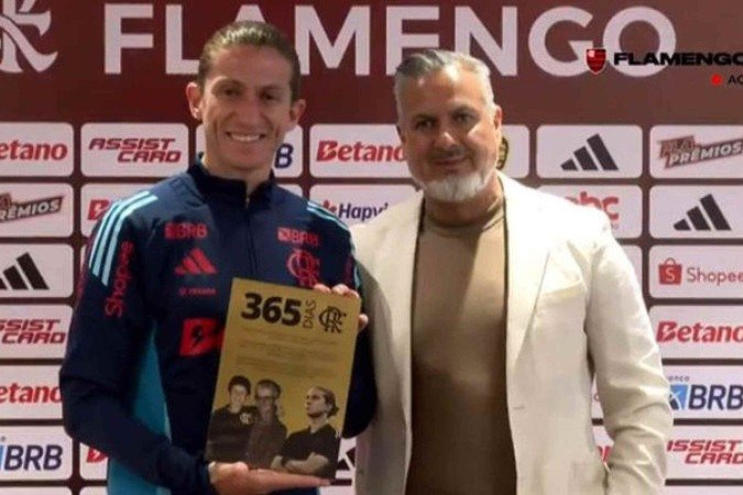 Filipe Luís recebe homenagem por um ano no Flamengo - (crédito: Foto: Reprodução/FlaTV) Filipe Luís recebe homenagem por um ano no Flamengo - (crédito: Foto: Reprodução/FlaTV)