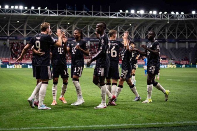 Jogadores do Bayern comemoram um dos gols marcados por Harry Kane na vitória sobre o Pafos - (crédito: Foto: Divulgação) Jogadores do Bayern comemoram um dos gols marcados por Harry Kane na vitória sobre o Pafos - (crédito: Foto: Divulgação)