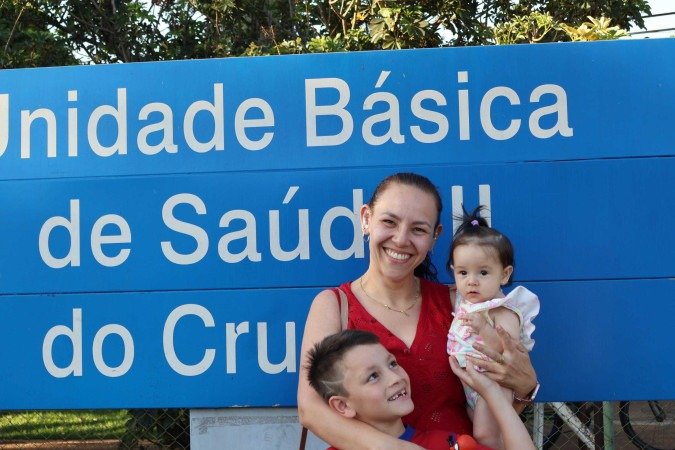  Moara Moreira com os pequenos Thomas e Liz: imunização garantida